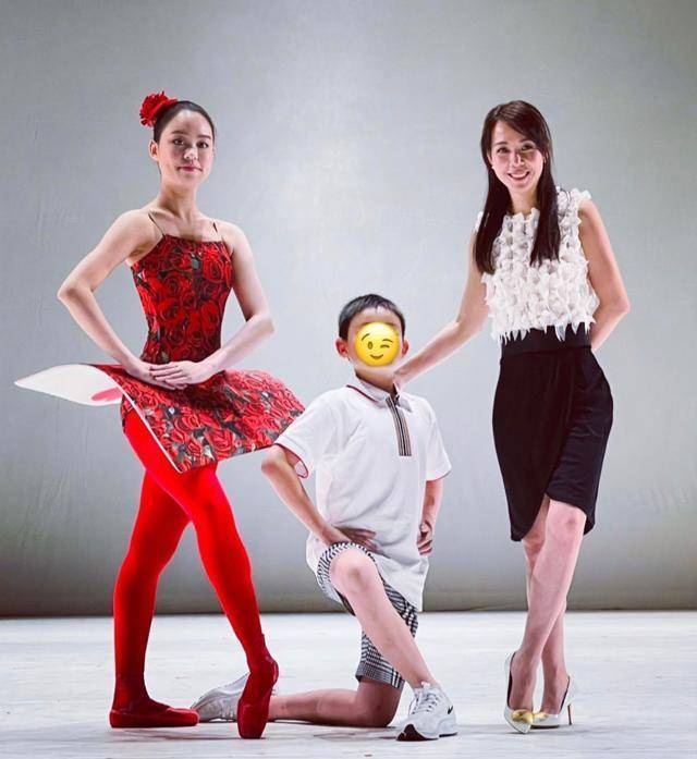 刘銮雄|刘銮雄17岁女儿带妈妈出海,开爸爸送的上亿游艇,握方向盘好兴奋