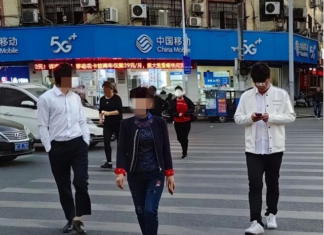 中国人人都有手机，为何发达国家还用固定电话？看完你就知道了