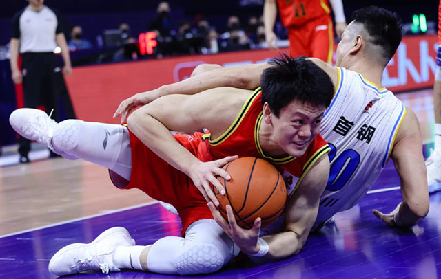 吉林男篮|太开心了！吉林淘汰首钢挺进8强！王晗紧握双拳：笑着笑着就快哭了