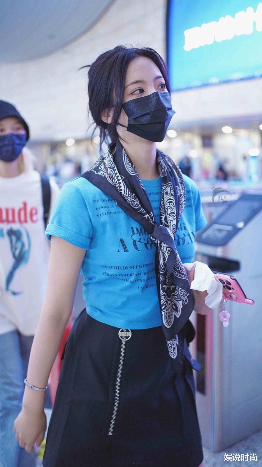 杨超越私服透着小心机,明明一身辣妹风,却穿出了复古的潮流感