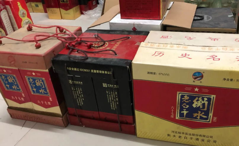 陕西54岁煤老板,家财万贯却喝酒挑剔,小伙献上3瓶酒被青睐!