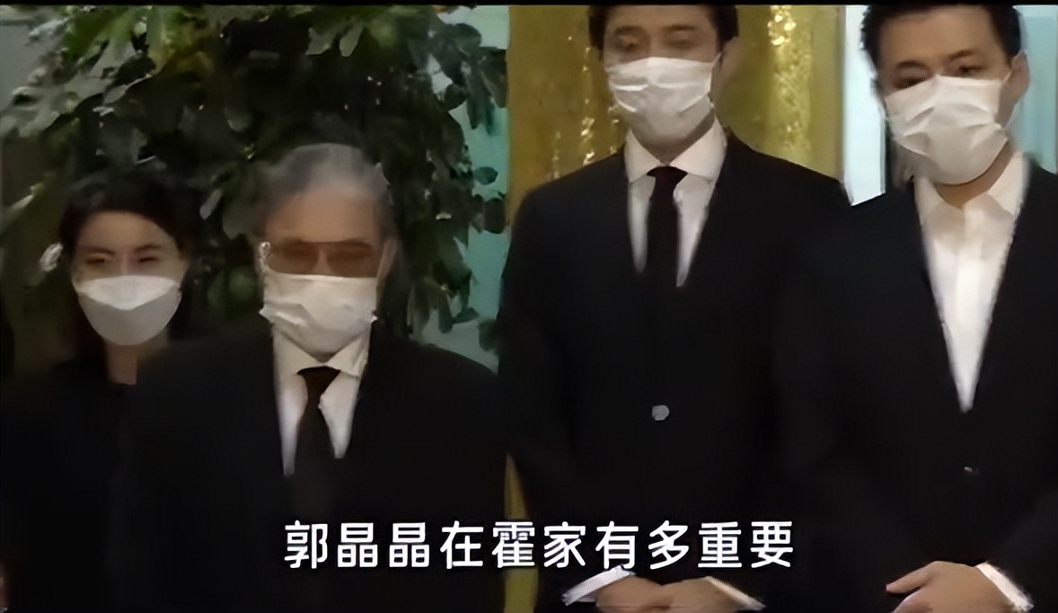 郭晶晶|郭晶晶穿5年旧衣，带2块钱皮筋受邀国庆阅兵！用眼神护住霍家家规