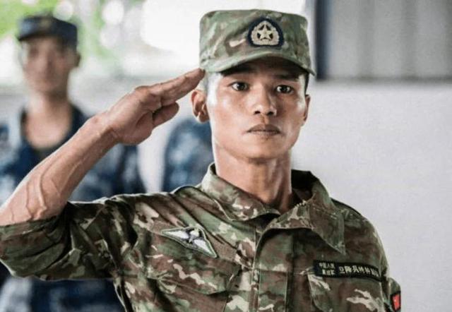 吴京|小个子一定不好惹,战狼居然请到真特种兵!吴京偷学单手手枪上膛