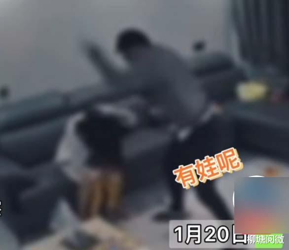 女子被家暴，后脑遭男方擂鼓般击打，仍不忘安抚小孩：我娃不怕
