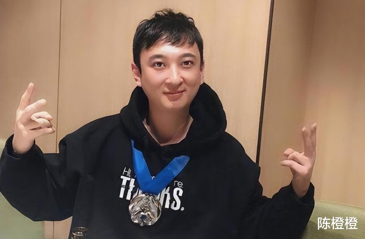 秦奋|“小杨幂”韦雪：为秦奋赌命生子赚9亿，被王思聪怒骂地摊货