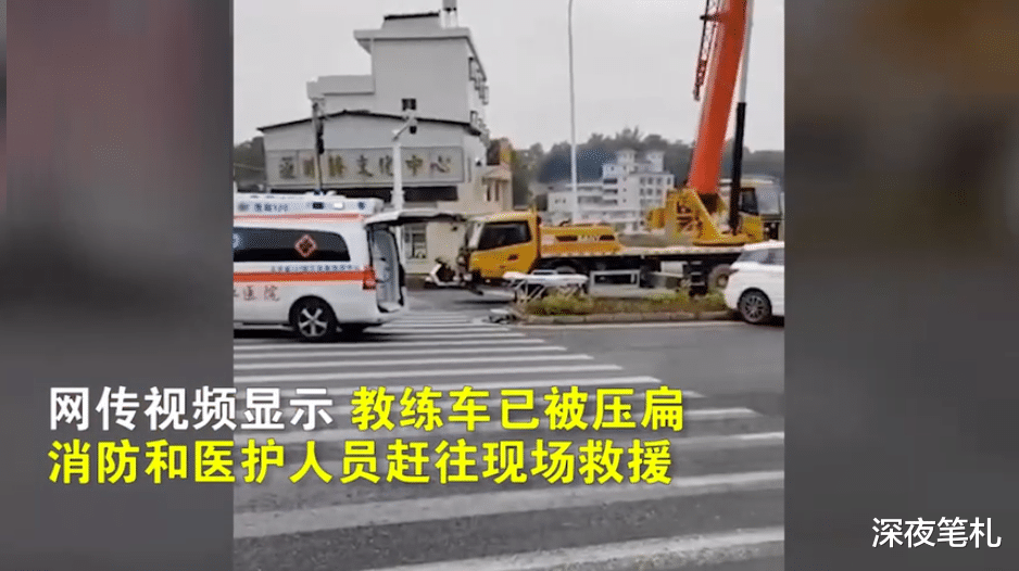 广西梅州,大货车侧翻压扁教练车,致教练当场身亡学员受伤被抢救