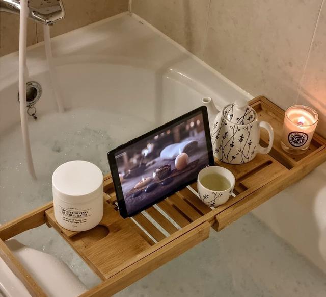 80出租房,小姐姐花时间改造下,客厅只刷白墙,也足够舒适温馨