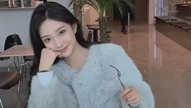 王思聪|王思聪形象要崩塌?肥头大耳发福了不少,走累了直接坐轮椅被推着