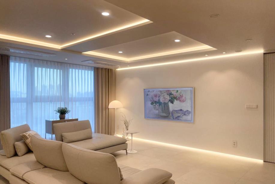 全屋白墙，客厅舍弃地毯、茶几，130㎡老房选择简装，敞亮好几倍！