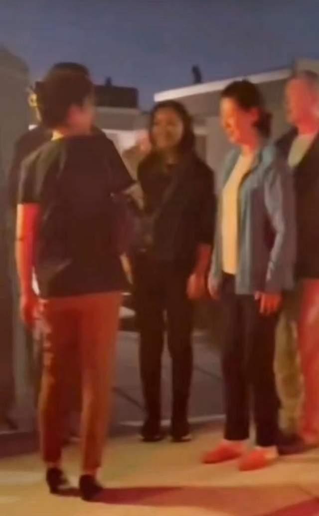 邓家佳|曝冯小刚夫妇定居美国,穿搭随意豪宅会客,购买两套别墅价值上亿