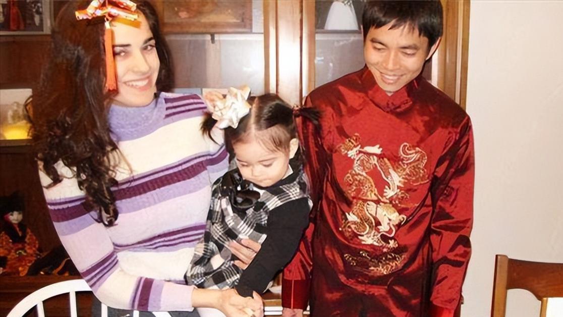 2008年，河南保安娶26岁美国女硕士，生下混血宝宝，如今怎样了？