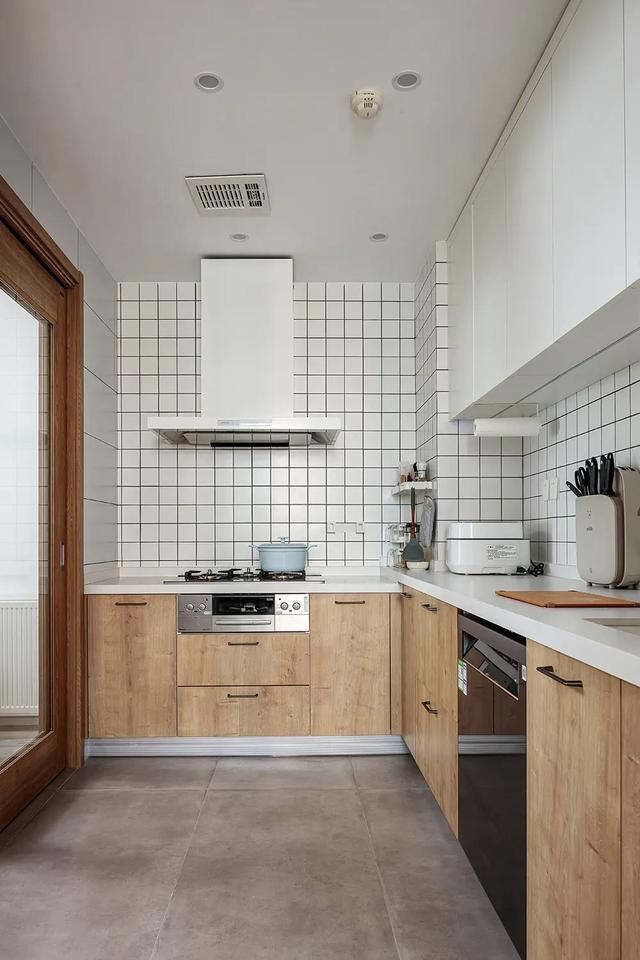 她家不豪华，可一进玄关就把我迷住，全屋高级大气堪称装修榜样！