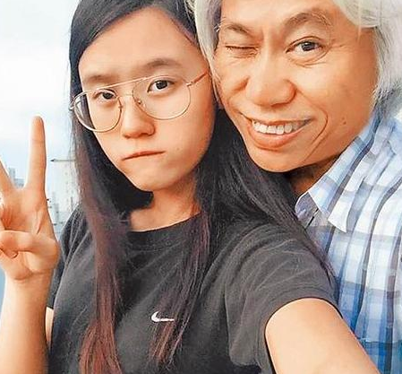 爷孙恋|因“爷孙恋”走红,如今7年过去,17岁少女被折磨得失去了笑容