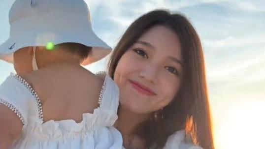韩安冉|兜儿晒女儿近照，多次强调“第一次当妈妈”，网友：话里有话