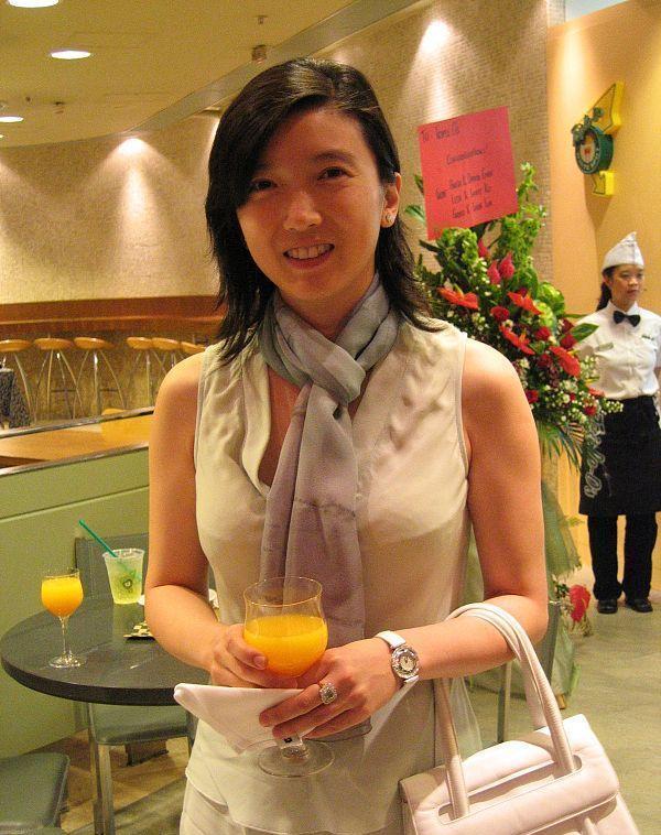 何猷龙|真正好命的香港豪门儿媳，只生一女便封肚，富豪老公恋家无绯闻