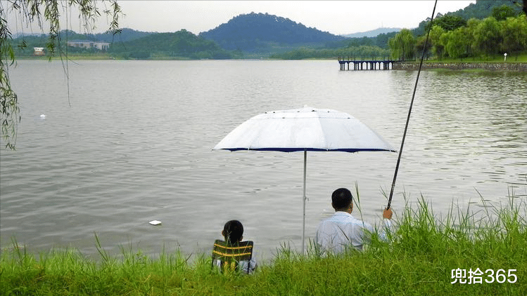 |男子鱼没钓到鱼护却是满的,镜头一转众人乐了,网友:值得发扬