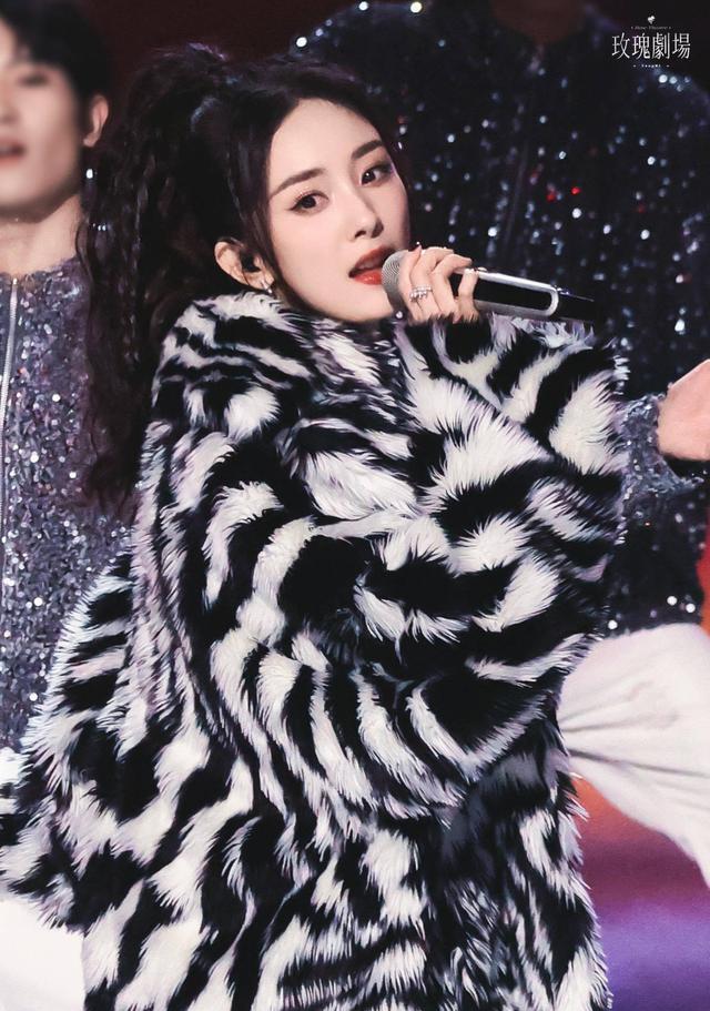 杨幂|杨幂穿着皮草内搭亮片吊带裙,唱得还挺嗨,网友:像舞厅里的辣妹