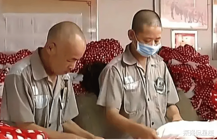 2013年,近80岁老人进监狱,警官点名发现不对劲,一查竟是三假犯
