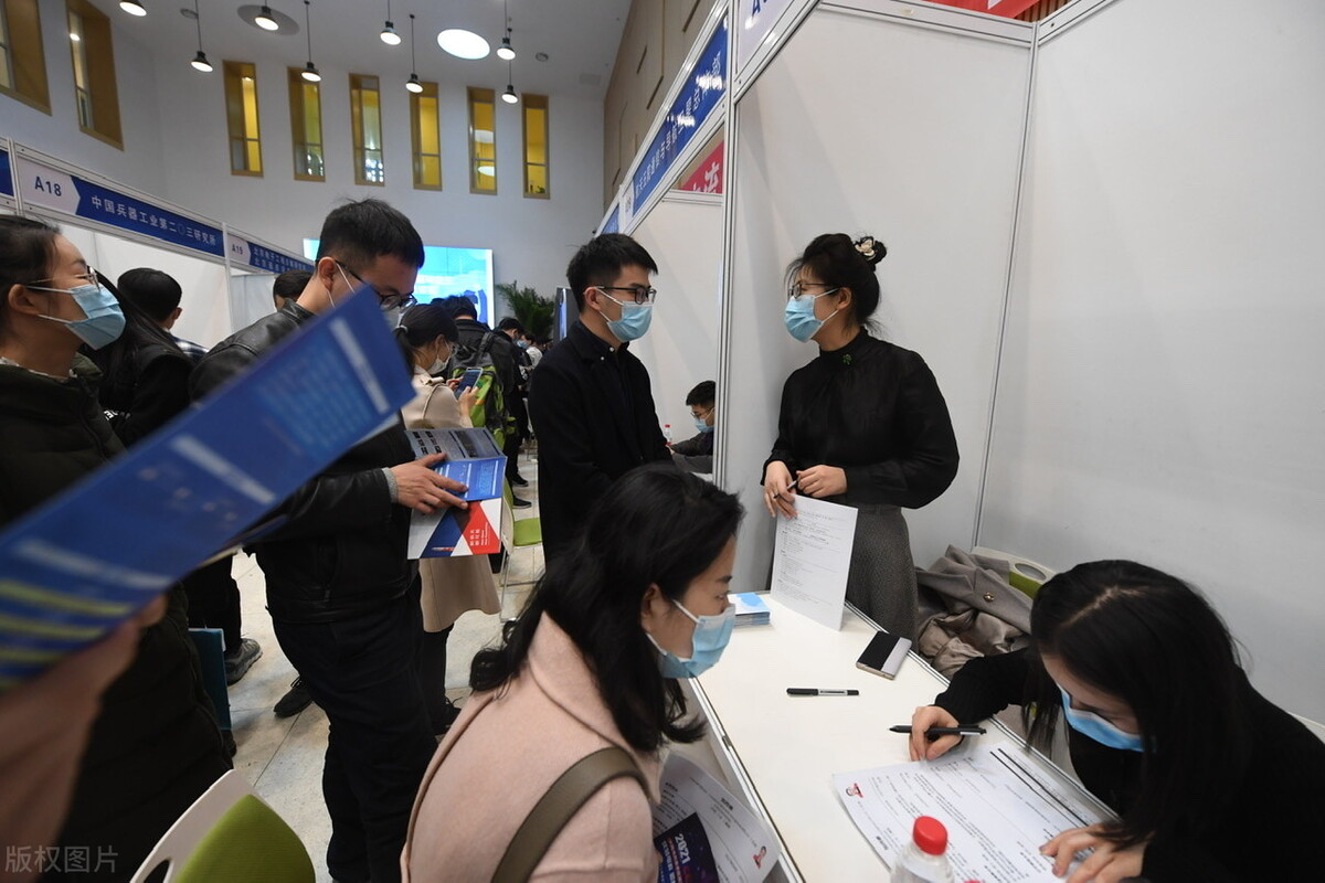 春招|2月校园招聘正式开始，银行、国企开始“抢人”，应届生做好准备