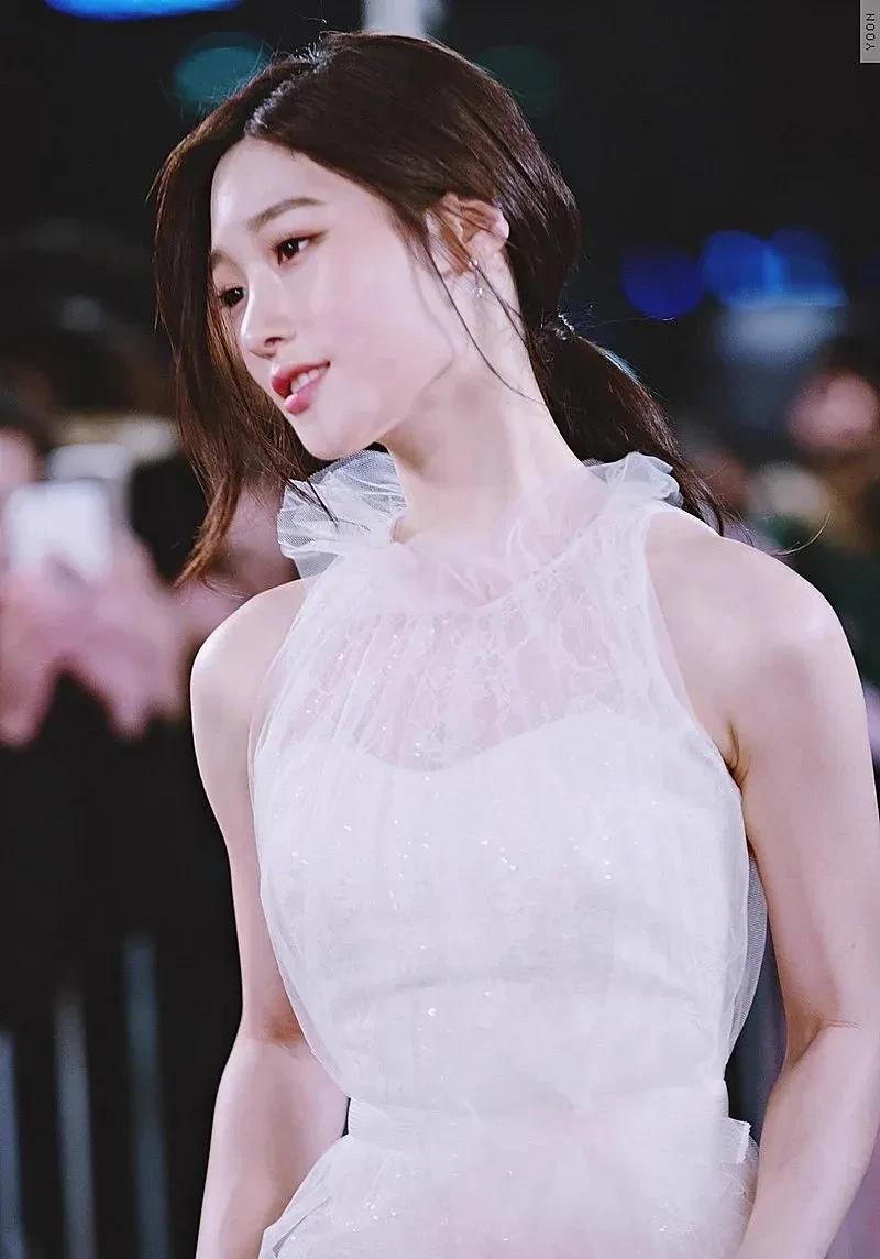 天生丽质|郑采妍，灵动唯美的柔情美女，天生丽质的少女范，太亮眼啦