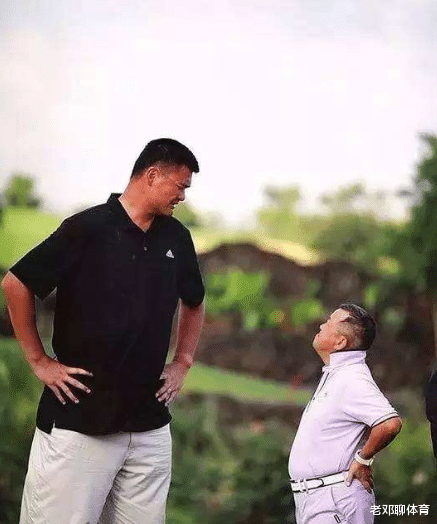 姚明|现实版的“巨灵神”—姚明！犀牛在身边似大狗 训练师像侏儒