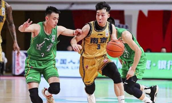 辽宁男篮|央视直播辽宁战弱旅，郭艾伦已返回沈阳，杨鸣变阵21岁小将进首发