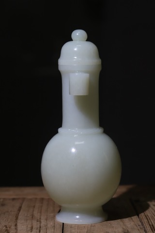 |舊藏和田玉“圆式绳纹贯耳瓶”