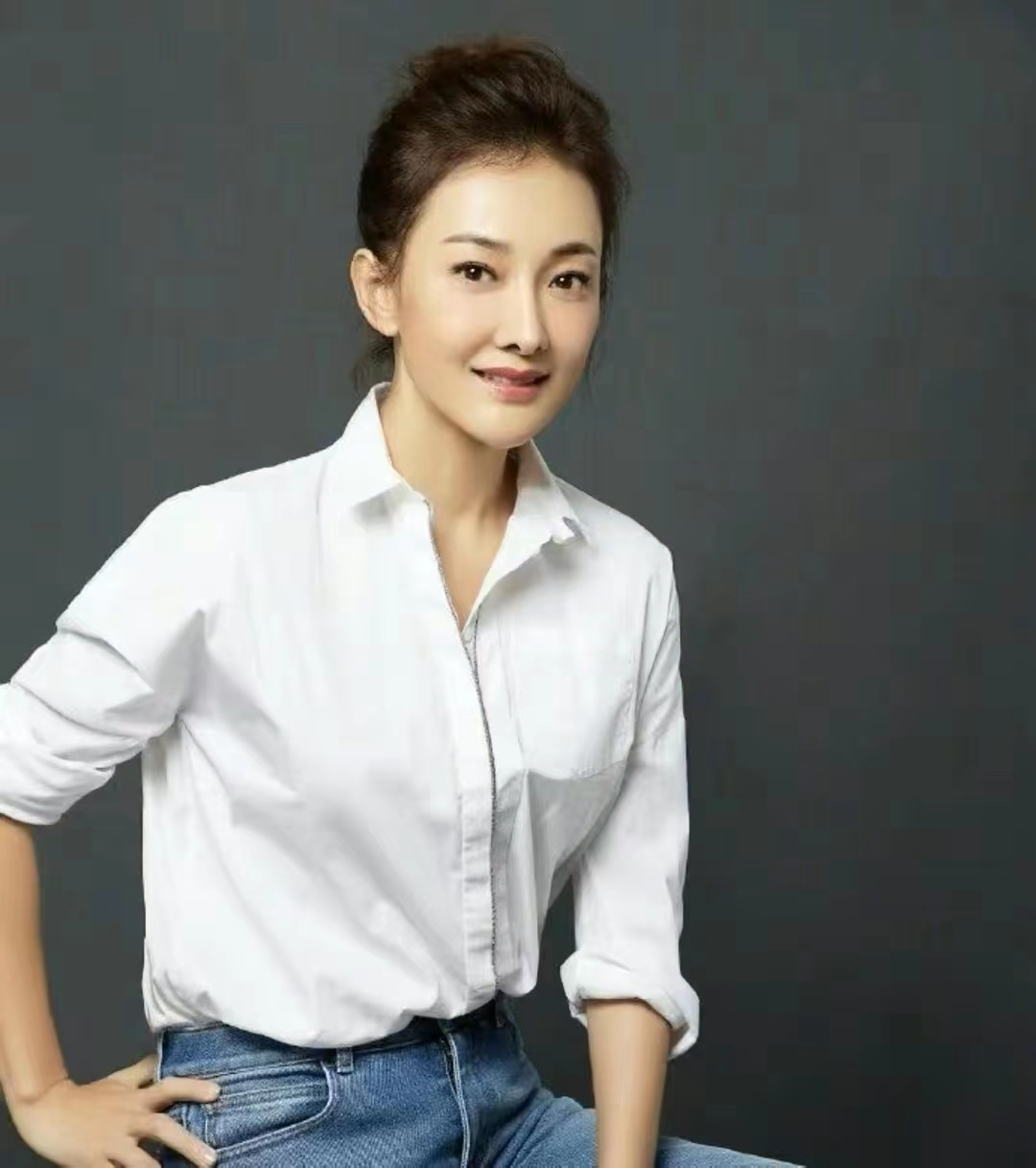 牛莉|49岁牛莉：再陷整容风波！身形消瘦锁骨明显。被指撞脸孙悦，模样大变