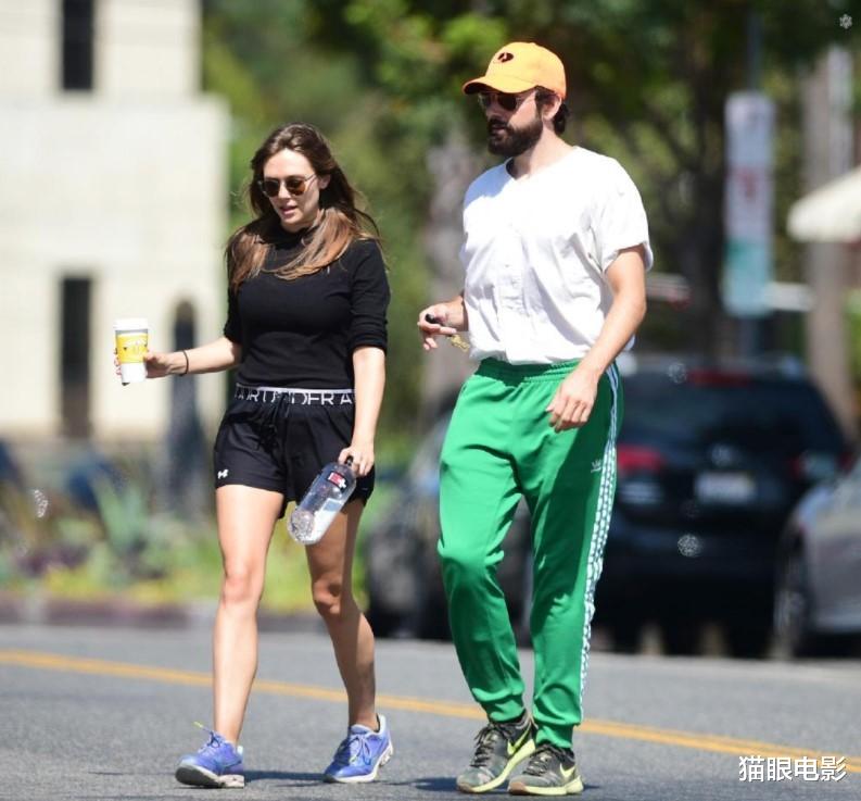 漫威|漫威猩红女巫街拍太美!穿超短裤秀大白腿,和小4岁的老公散步