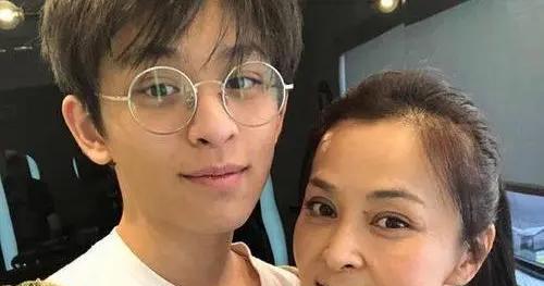 何音|“琼瑶女郎”何音：55岁罕见露面撞脸李勤勤，戴6位数玉镯显富贵