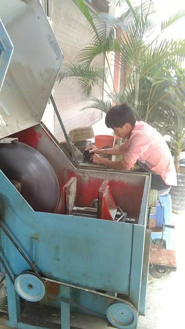 翡翠|3800买下的木那翡翠赌料,切出6支完美的冰种手镯,爽歪歪!