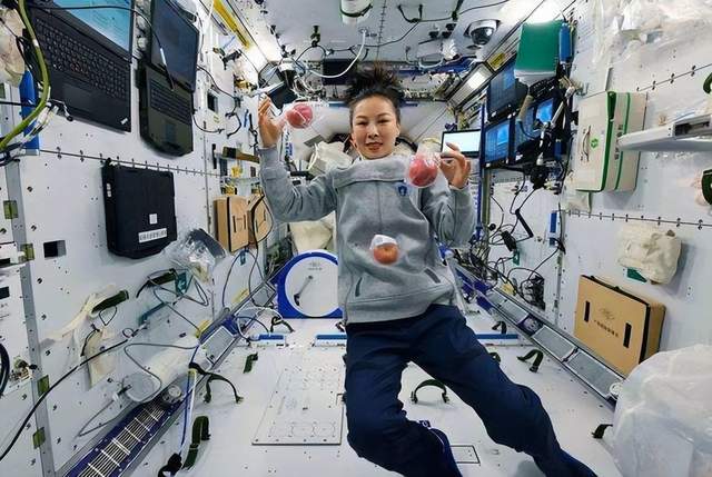 一外国博主称王亚平太空课堂造假,说杯中水有问题,没文化真可怕
