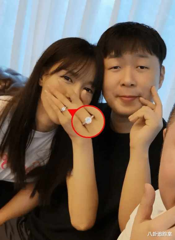 Angelababy|沈梦辰带父母打卡圣地，未见杜海涛踪影，左手婚戒已取下被劝离婚