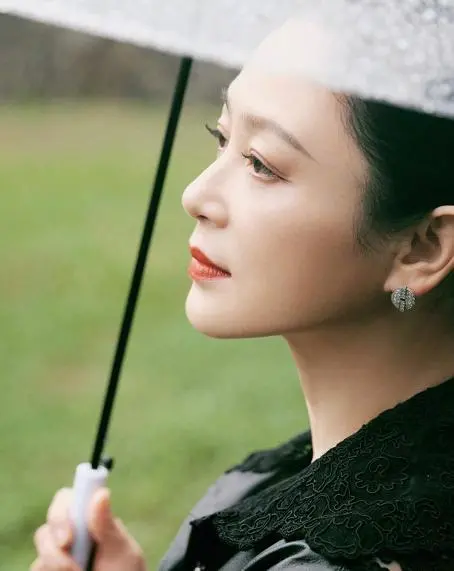 赖冠霖|53岁陈红也老了！穿休闲装陪陈凯歌参加名导聚会，皮肤暗沉变大妈