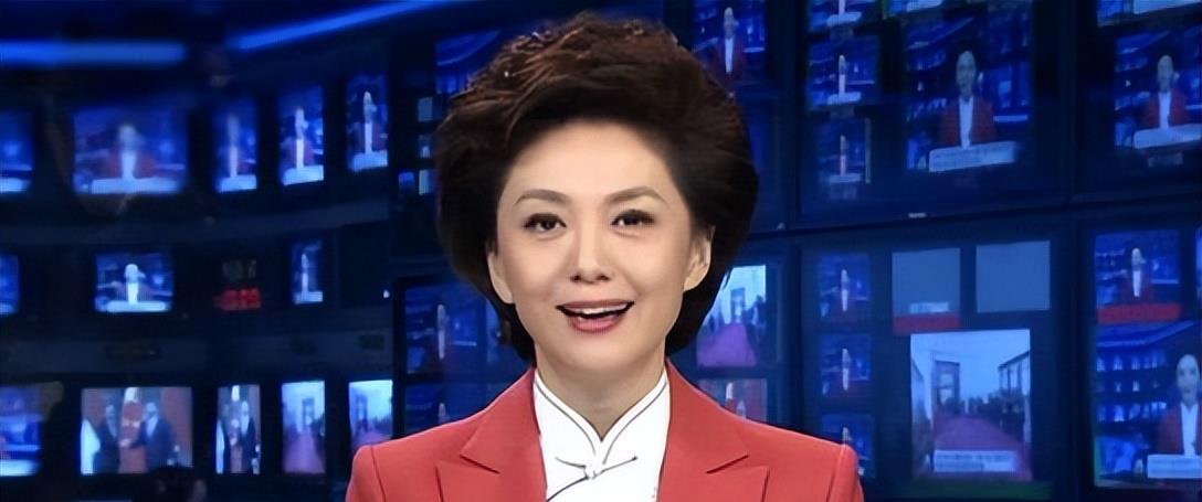 海霞|央视主持海霞当名校考官！不化妆皮肤油亮，一旁周涛素颜太抢镜