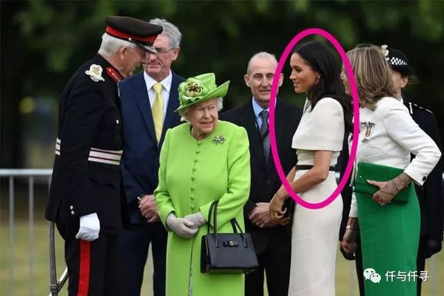 英女王更疼爱梅根？礼服穿到一身皱、翘二郎腿没坐姿都被原谅了