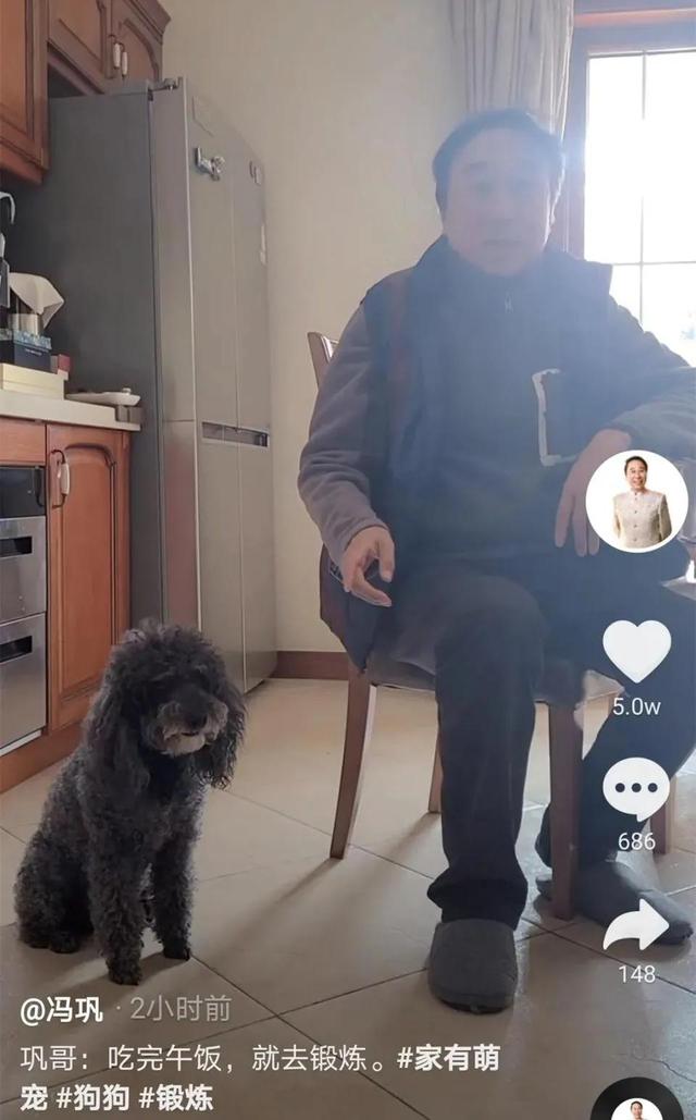 辽宁卫视春节联欢晚会|64岁冯巩一家庆小年! 给汽车铲雪闹乌龙, 送徒弟贾玲上春晚自己缺席5年去干啥了?