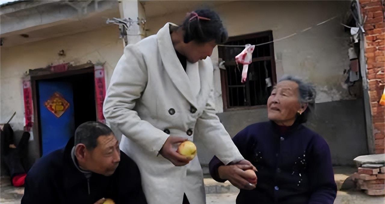 |陈秀英:近亲结婚嫁给表哥,生了3个猴娃,照顾了60多年,今105岁