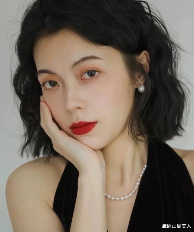 烫发 最近火了一种发型叫“挂耳烫发”,意外的减龄洋气,圆脸也适合!