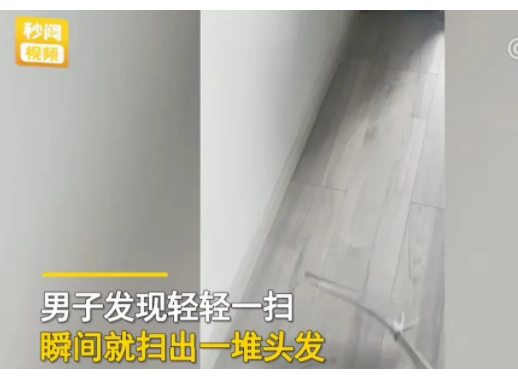 北武汉,一名男子看到老婆新买了一把扫把,便试着用来扫扫地