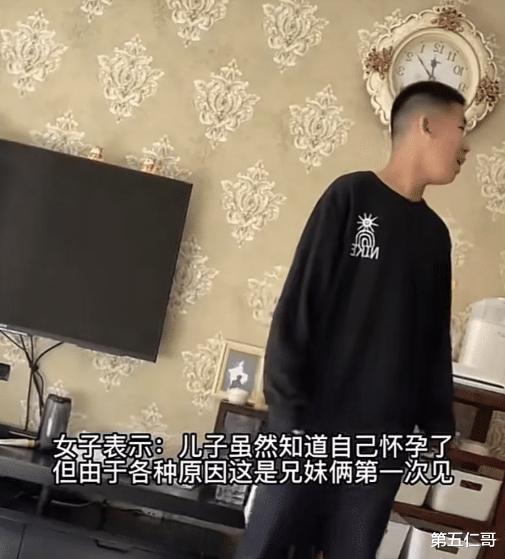 14岁男孩与刚出生妹妹见面喜极而泣,亲情永远是我们割舍不了的!