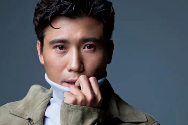 李乃文|李乃文参加高档酒局聚会，被醉酒男网红捏下巴