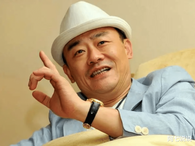 周立波|周立波:两段婚姻三个子女没一个亲生,和富婆胡洁的婚姻幸福吗?