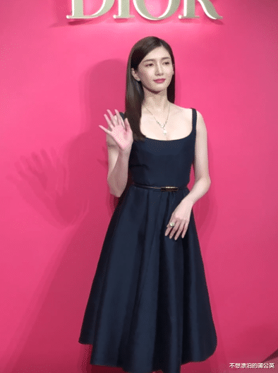 江疏影|江疏影参加活动被指脸颊凹陷,近距离采访,原相机下的她太瘦了