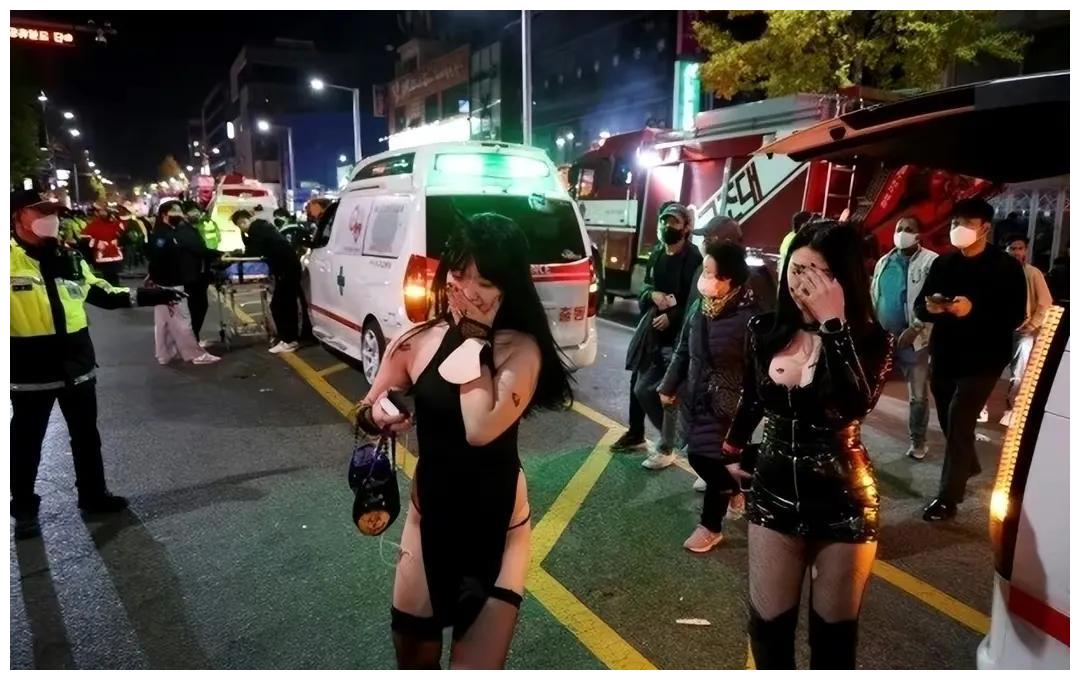 180平米小巷堆满尸体,大多是身体瘦弱的年轻女子,凑热闹的代价!
