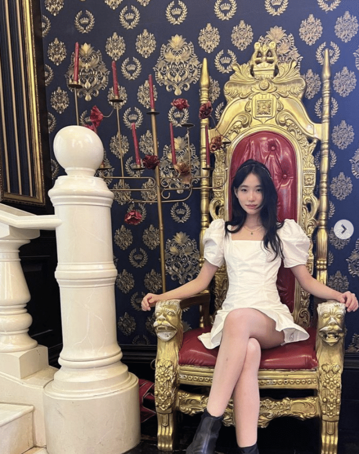 赵美延|小s携二女儿拍大片,14岁Lily星范儿十足,盘发像妈妈披发像大s