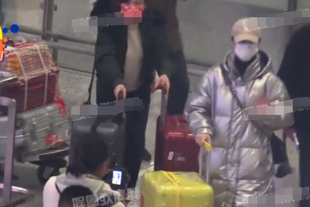 龚俊|44岁左小青现身机场被拍!被亲友围一圈好热闹,众人抢着接过行李