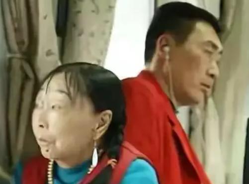 李玉成|李玉成忙于和小老婆调情,让马玉琴吃生茄子,网友:懒得演戏了?