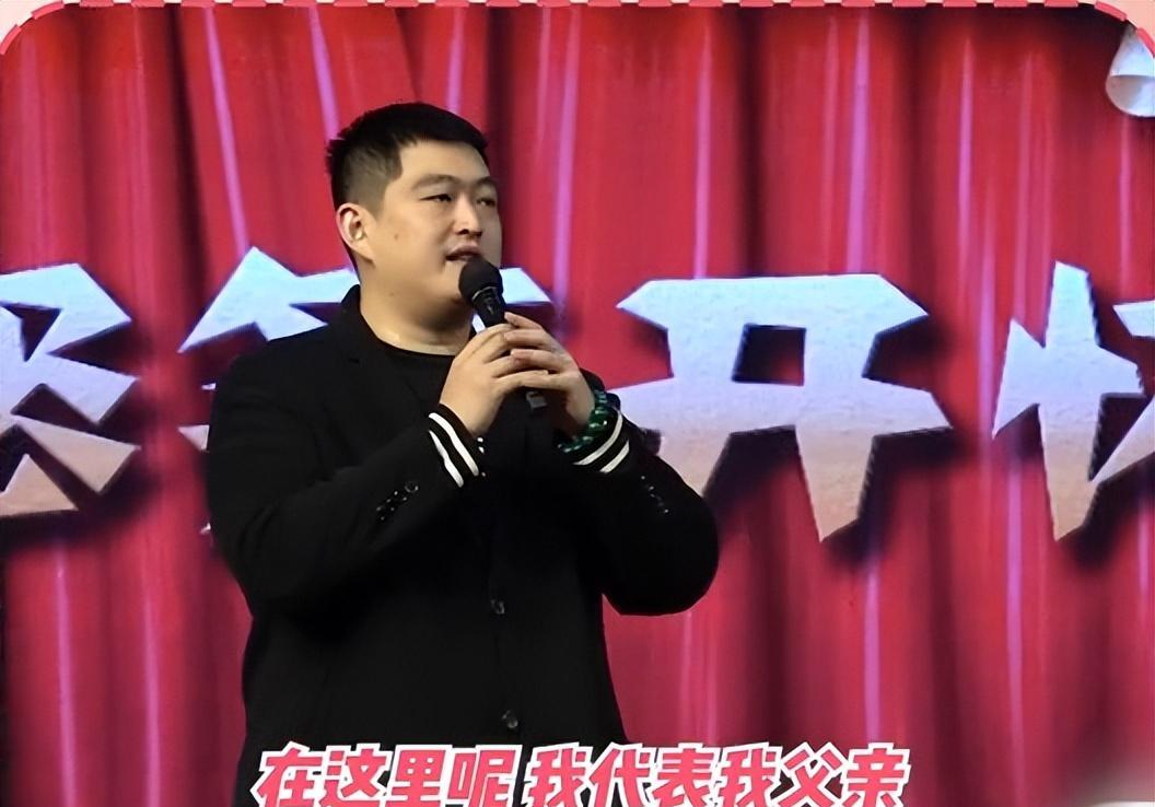 赵本山|赵本山26岁儿子接任刘老根大舞台总经理，登台致辞获赞年轻有为