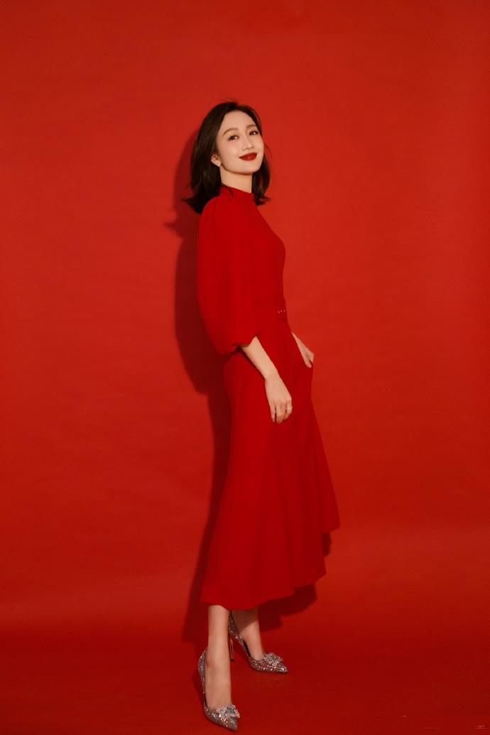 王鸥的时尚穿搭,穿白色毛绒外套配粉红卫衣清爽时尚很有街头感